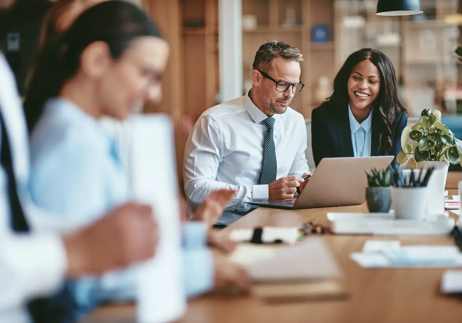 businesspeople-laptop-web