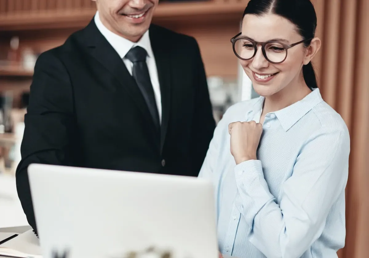 two-smiling-businesspeople-laptop-web